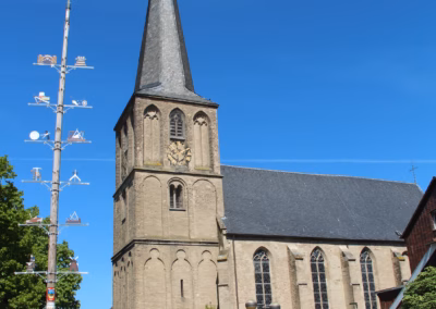 USD Ape vor der evangelischen Kirche in Brünen – unterwegs für Bürgernähe und politische Teilhabe bei der Kommunalwahl 2025