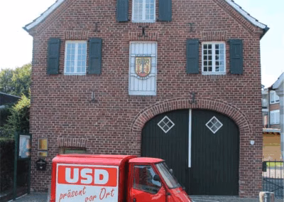 USD-Ape vor dem Heimathaus in Dingden – Kommunalwahl 2025 der USD Hamminkeln