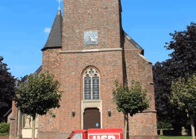 Die USD-Ape vor der Kirche in Loikum – Wahlkampfauftakt der USD Hamminkeln zur Kommunalwahl 2025 im Ortskern von Loikum.