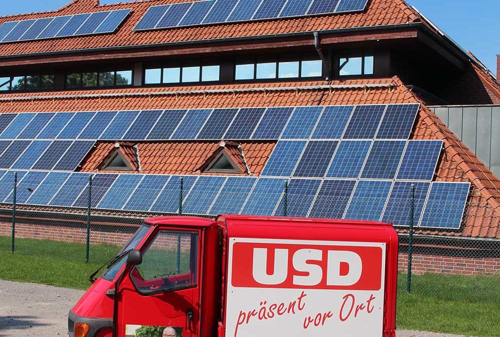 USD Ape vor Photovoltaik-Anlage