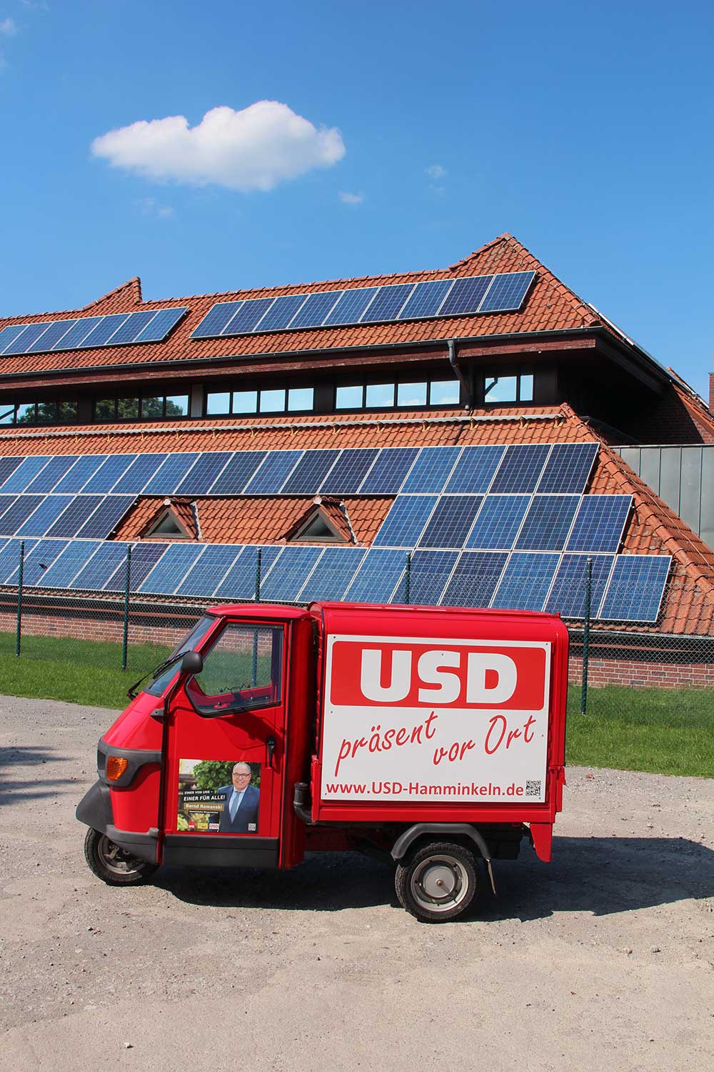 USD Ape vor Photovoltaik-Anlage